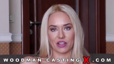 Linda mujer checa se luce en el casting