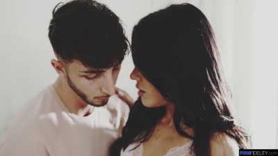 Apolonia se corre y se corren en su cara