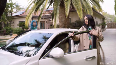 Jeune cheerleader baisée par deux transsexuelles