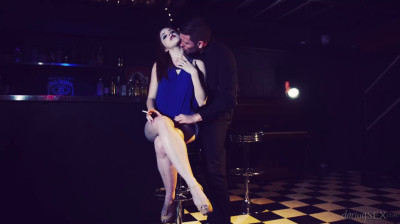 Ojos en blanco en un polvo elegante