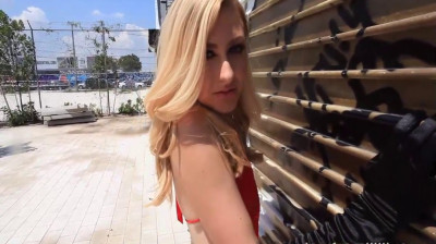 Loira cavalga na rola preta com vontade