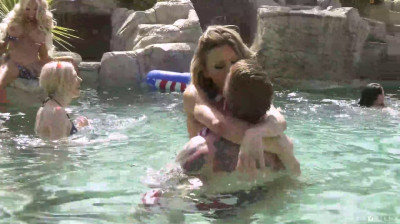 Orgía de mujeres con pene el 4 de Julio