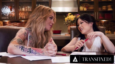 Fille asiatique essaie une transsexuelle