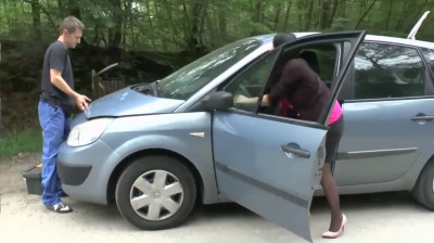 They break her ass in the back of the car