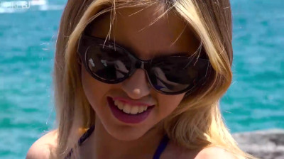 Tetona española hace una mamada en la playa