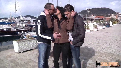 Deux bites pour la MILF française