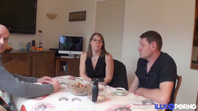 MILF française se prend une double pénétration maison