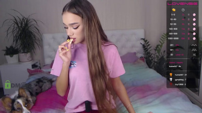 Stripchat com uma novinha linda fantasiada e com dildo