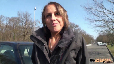 Elle suce la bite du pote de son mari