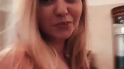 Kurviger Teenie mit perfekten Titten und schöner junger Muschi