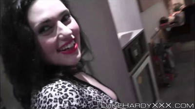 Soldate tatouée à gros seins en POV