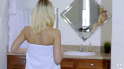 Kagney Lynn adora scopare sotto la doccia