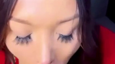 Rondborstige Britse babe pijpt een zwarte lul