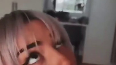 Studentessa sexy fa un pompino e una sega per ricevere uno schizzo in faccia