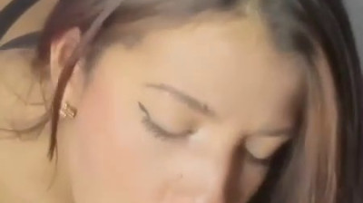 Una giovane amatrice fa un pompino