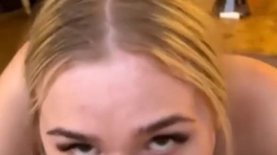 POV amatoriale di una ragazza bionda che fa un pompino