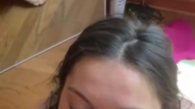 Vollbusige Australierin gibt POV-Blowjob