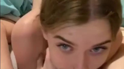 Pompino con la gola profonda da parte di una giovane carina