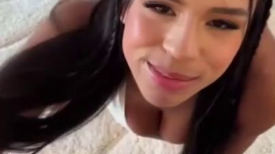 Exotischer Teen gibt POV-Blowjob