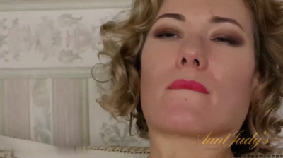 Horny MILF works her mature twat