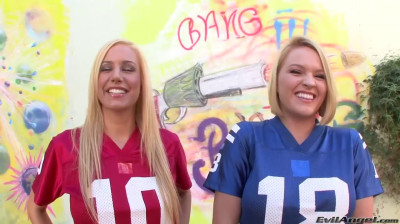 Démolition des culs de deux blondes