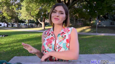 POV avec une MILF élégante et excitée