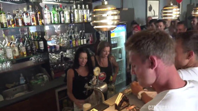 Hermanas y camareras en un gangbang con todo el bar