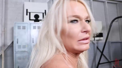 Dos milfs juegan a placeres anales extremos