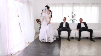 Drie pikken penetreren haar tegelijkertijd