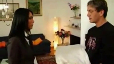 Angela Gritti scopa suo nipote