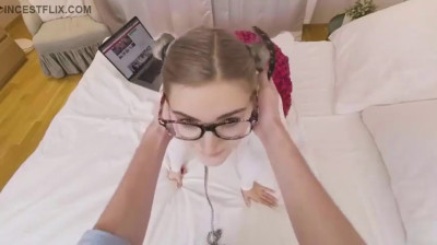 Adorable hermana pillada masturbándose POV