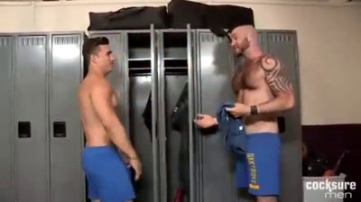 2 buddies fuck in a locker