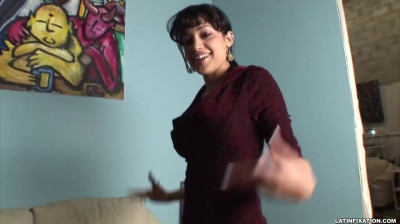 Latina Abella Anderson chupando una gran polla blanca