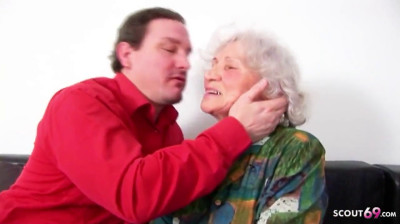 Ein junger Schwanz für eine geile alte Frau