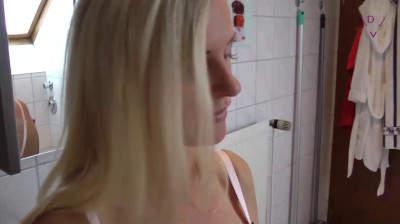 Dirty Tina haciendo paja con los pies