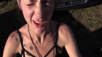 Stiefschwester bläst und schluckt im Garten