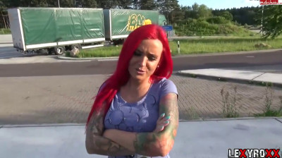 Lexy Roxx lutscht öffentlich