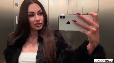 Guapa alemana se la chupa a su novio en el cine