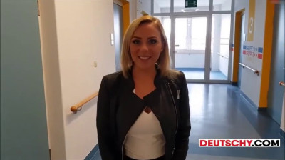 Deutsche MILF bei öffentlichem Anal-POV