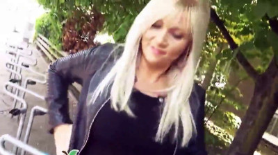Sexy deutsches Mädchen fickt in Berliner Öffentlichkeit