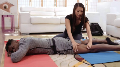 Prof de yoga asiatique sur une bite noire