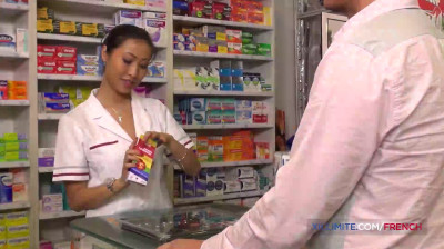 Française asiatique baisée à la pharmacie