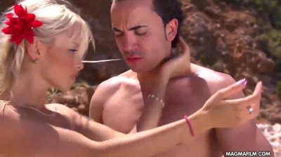 Deutsches Babe an paradiesischem Strand gefickt