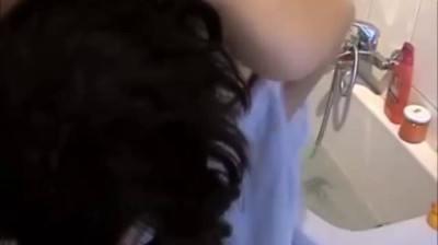 Delgadita alemana goza de un baño y sexo caliente