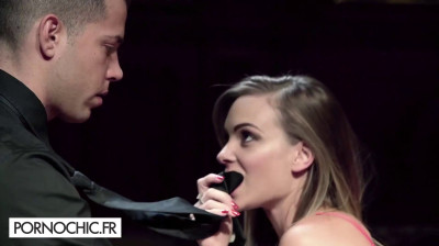 Tiffany Leiddi abre sus piernas para un pollón español