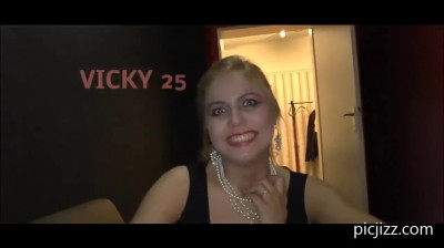 Gordibuena alemana abierta de piernas para un gangbang