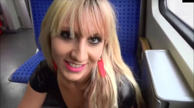 Rubia con ropa ajustada follando en el tren