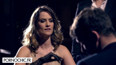 Claire Castel bien baisée par trois bites