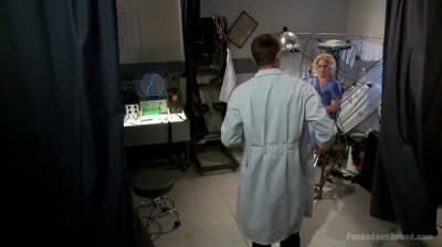 Deze dokter is geobserdeerd door tieten