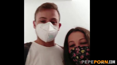 Graban su primera porno en el portal